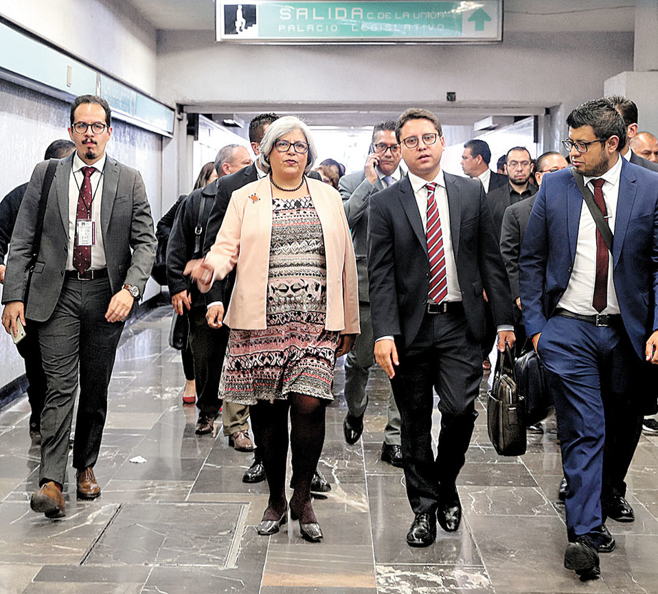 Graciela Márquez, titular de Economía, usa el túnel que conecta al Metro con San Lázaro. (Especial)