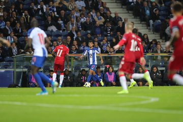 Jesús Corona es titular en empate del Porto ante Rangers en Europa League (@FCPorto)