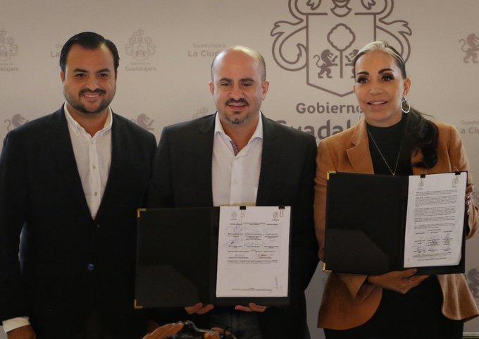 Este jueves Guadalajara y Tlaquepaque, llevaron a cabo la firma del convenio de la herramienta Visor Urbano. (Cortesía)