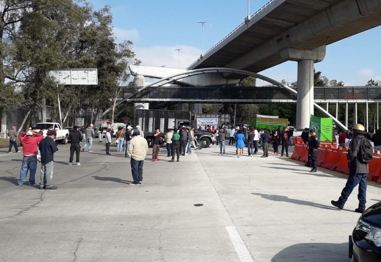 Manifestantes cierran ambos sentidos de caseta de Tlalpan. | Twitter @GN_Carreteras