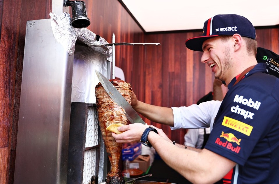 Max Verstappen prueba suerte como taquero en el Autódromo Hermanos Rodríguez. (Twitter | @redbullMEX)
