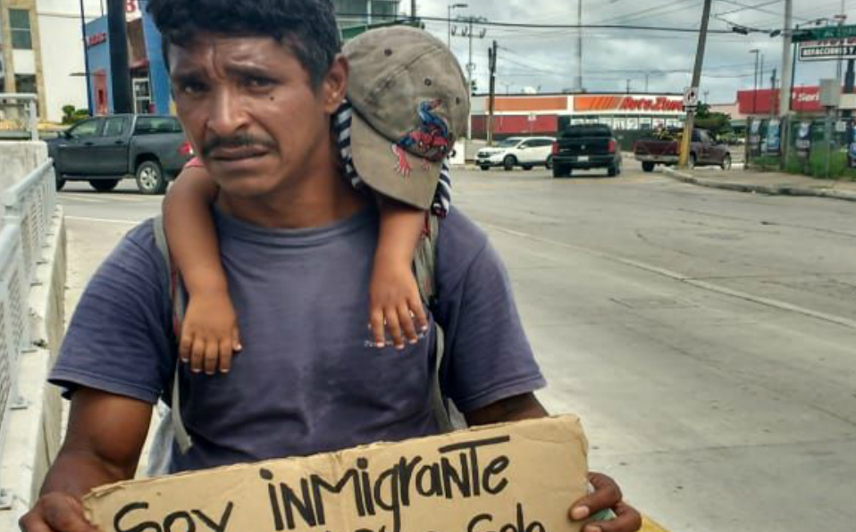Migrante pide en calles de Tampico dinero para subsistir él y su familia (Foto/Jesús Alberto García)