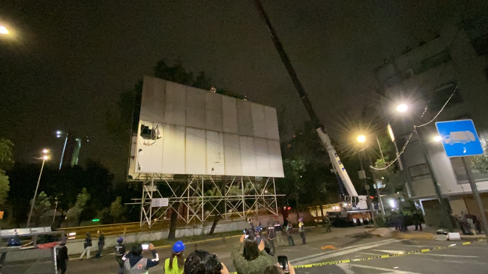 Retiran un espectacular de 8 toneladas en la alcaldía Miguel Hidalgo. (Rogelio López)