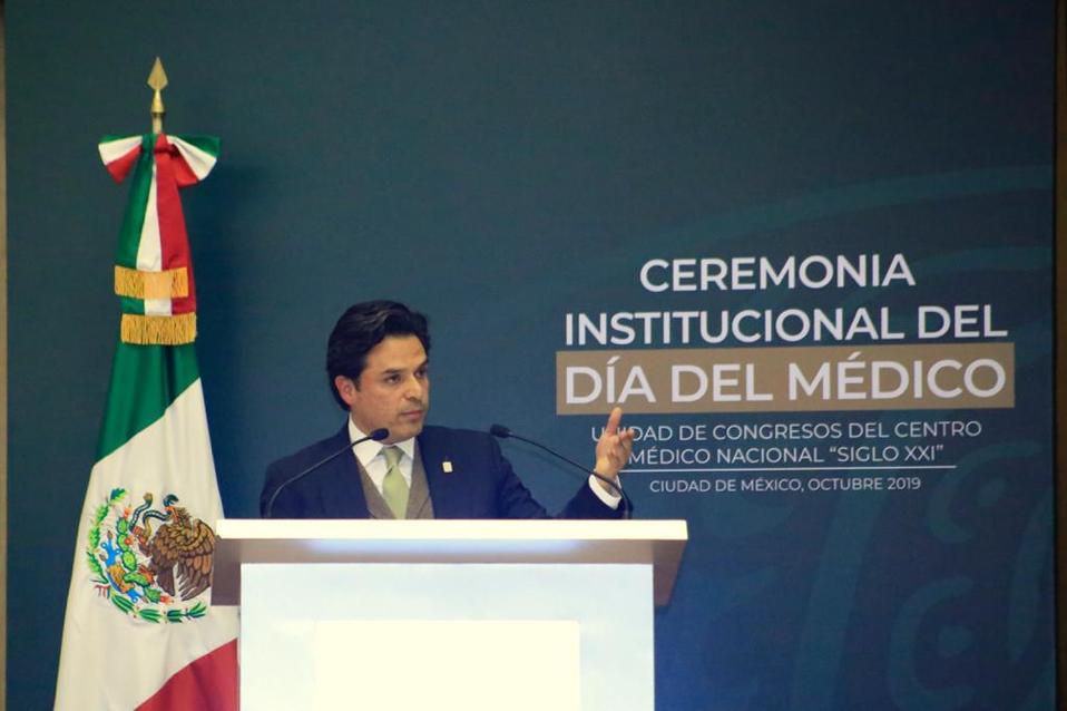 Zoé Robledo, director general del IMSS en la entrega de premios a personal del IMSS. (Cortesía)