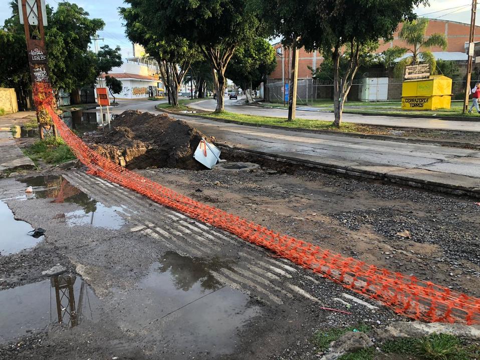 Gran agujero provoca peligro para los transeúntes. (Renata Quintanar)