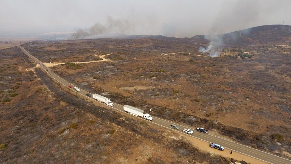 La carretera fue reabierta esta tarde luego de que fueron sofocados los incendios que afectaban la zona. (Said Betanzos)