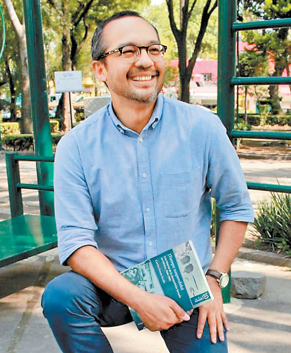El autor con su obra, fruto de años de investigación en el Archivo General de la Nación. (Especial)
