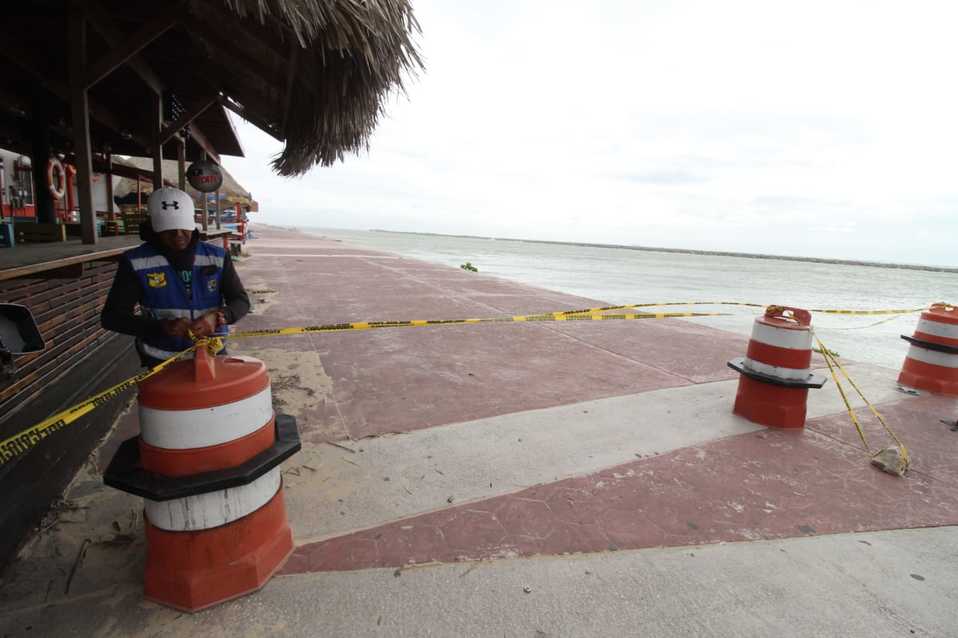 Cierran escolleras de playa Miramar por norte causados por frente frío 7 (Foto/Yazmín Sánchez)