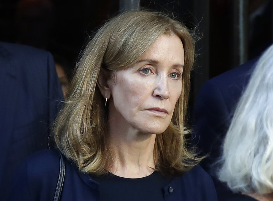Felicity Huffman sale de prisión días antes de cumplir su condena (AP).