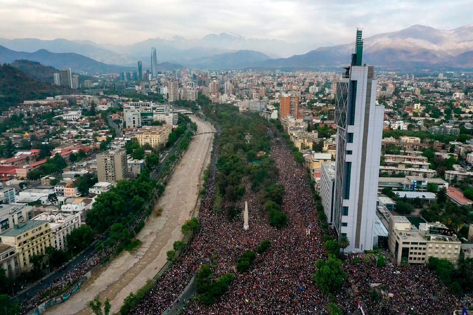 Miles de personas se congregaron en la plaza de Santiago para protestar contra sistema económico desigual. (AFP)