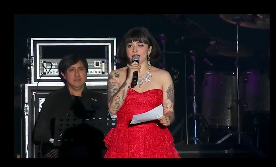 Mon Laferte en el homenaje a José José en el Zócalo de la CdMx (Captura).