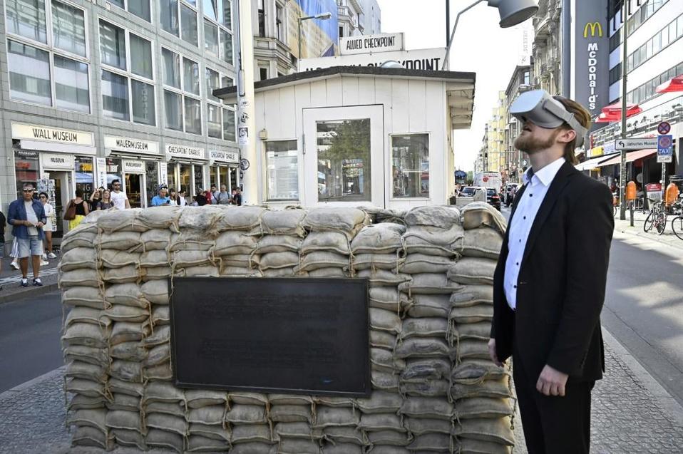 El muro de Berlín vuelve gracias a la realidad virtual (AFP)