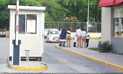 Las personas estuvieron resguardadas en el estacionamiento del lugar. (Foto: Especial)