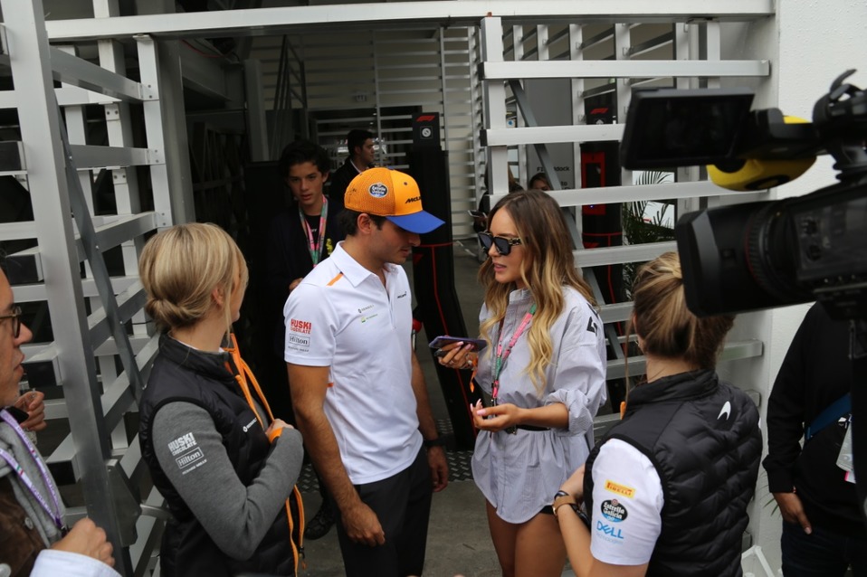 Belinda con Carlos Sainz (Carlos Contreras Legaspi)