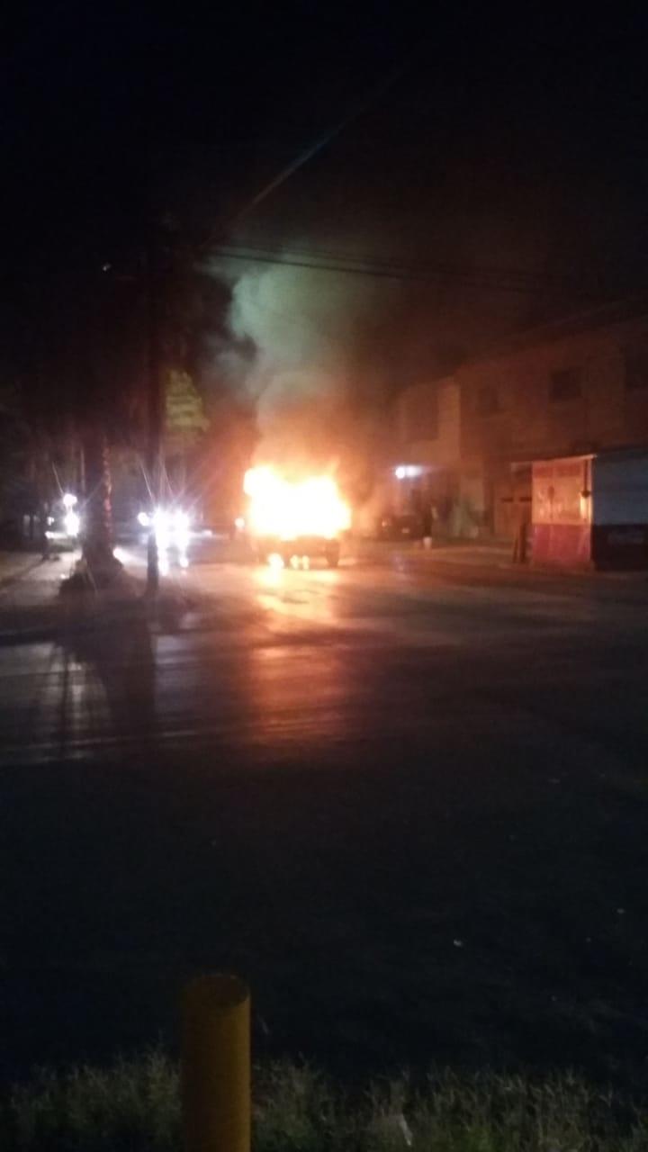 El conductor logró salir de auto para luego huir. (Especial)