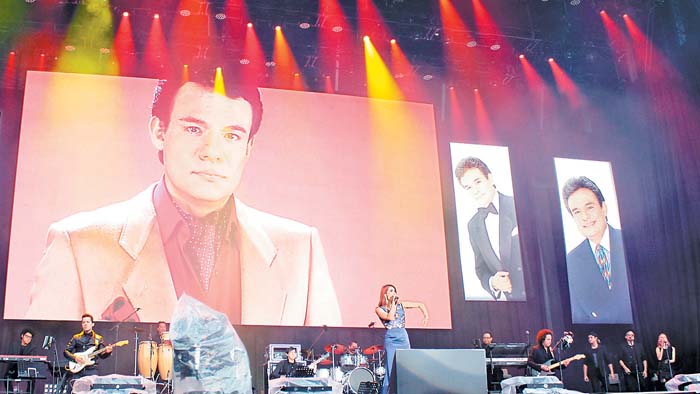María León se encargó de la apertura del concierto, destacando por su potente voz. Alfonso Manzano