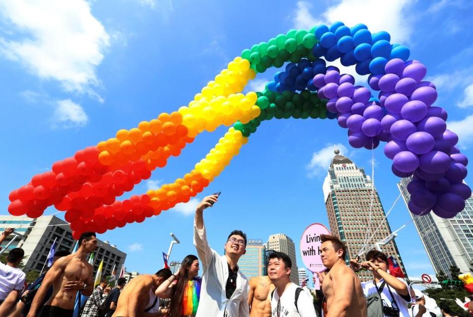 Más de 200 mil personas participaron en la marcha del orgullo gay en Taipei. | AP