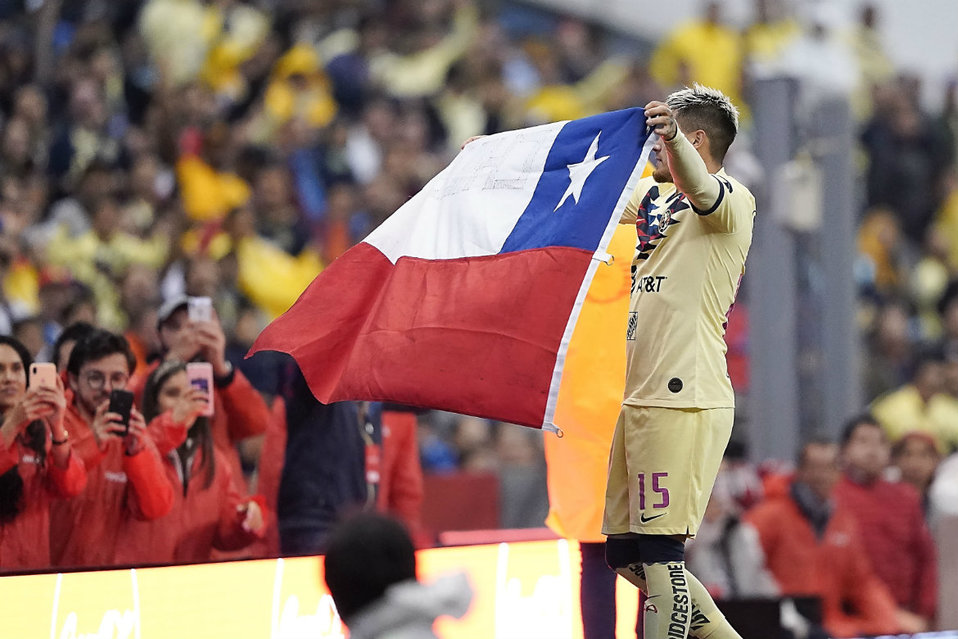 Nicolás Castillo celebra anotación en apoyo a Chile (Imago 7)