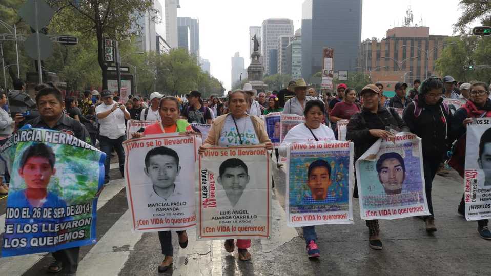 Padres de los 43 normalistas durante la marcha al Hemiciclo a Juárez. (Jorge Becerril)