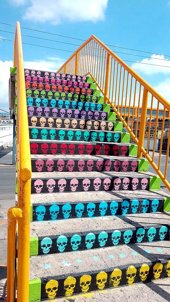 Pintan escaleras de panteón San Nicolás en la ciudad de León. Foto: especial.