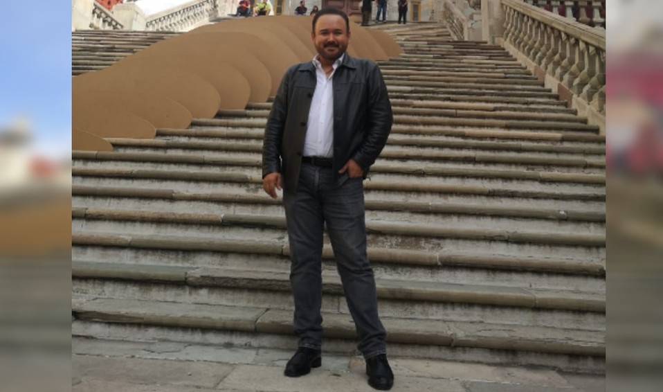 Tenor Javier Camarena en las escalinatas de la Universidad de Guanajuato. (Leticia Sánchez Medel).