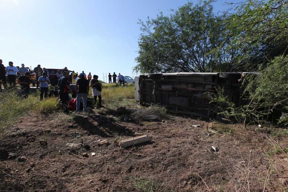 Vuelca camioneta con reporteros durante gira de Andrés Manuel López Obrador. (Omar Franco)