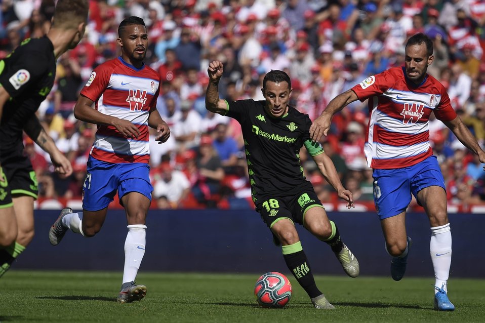 Andrés Guardado jugó los 90 minutos en la derrota del Betis ante el Granada (Twitter: @RealBetis)