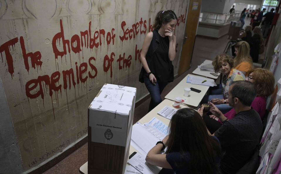 Las centros de votación abrieron desde las 8 de la mañana para recibir a los ciudadanos (AFP)