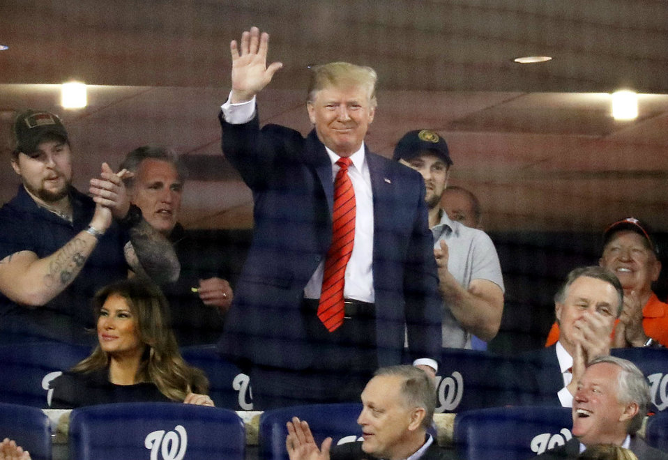 Donald Trump, presente en el juego 5 entre Astros y Nationals (AFP)