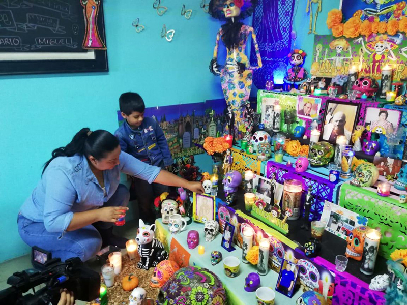 El altar cuenta con 10 fotografías de familiares y vecinos. (Cortesía)