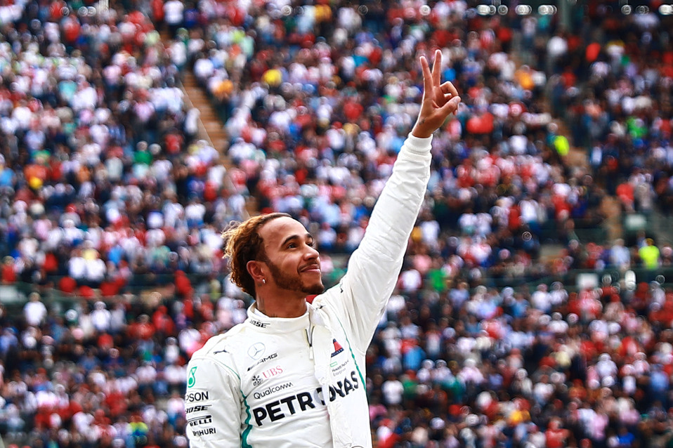 Lewis Hamilton saludando a la afición del Autódromo Hermanos Rodríguez (Imago7)
