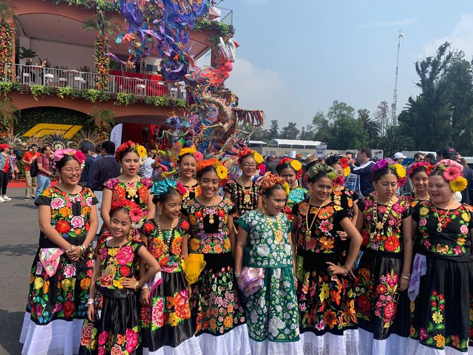 Las niñas tehuanas que cantaron el himno en el GP México (Carlos Contreras)