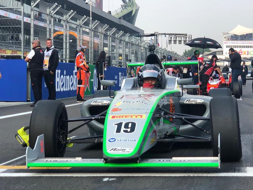 Noel León se corona en la carrera 2 de la antesala de la Fórmula 4 (Cortesía)