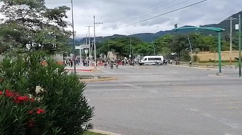 Los normalistas tomaron automóviles para bloquear la vialidad. (Abraham Jiménez)