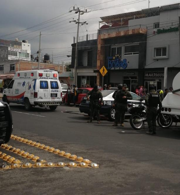 Policías municipales de San Pedro Cholula y Cuautlancingo acudieron, pero no lograron localizar al agresor ni su motocicleta. (Especial)
