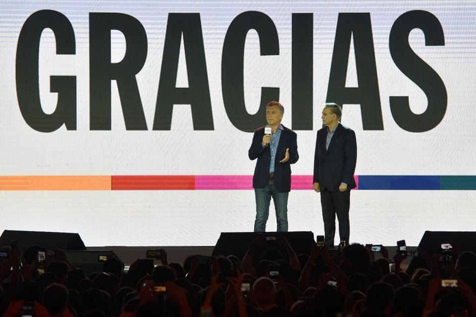 El presidente Mauricio Macri reconoce derrota en elecciones de Argentina. (Agencia AP)