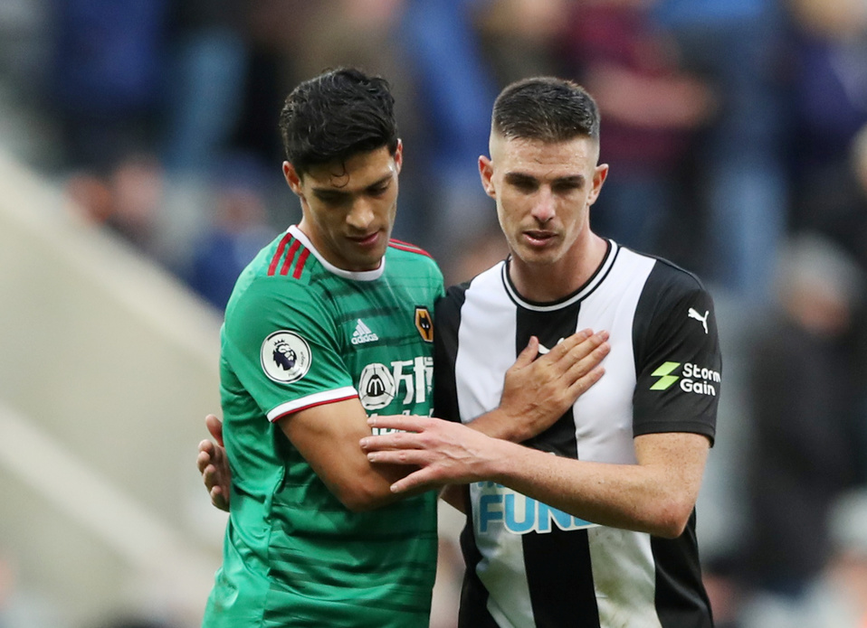Raúl Jiménez y Ciaran Clark tras el empate (Reuters)