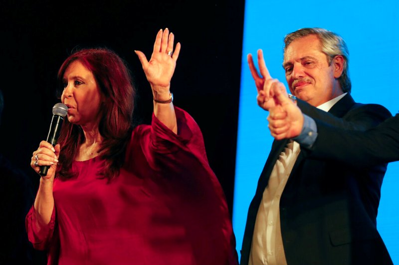 Alberto Fernández, junto a la ex presidenta Cristina Kirchener, asumirá el 10 de diciembre con una economía en recesión. (AP)