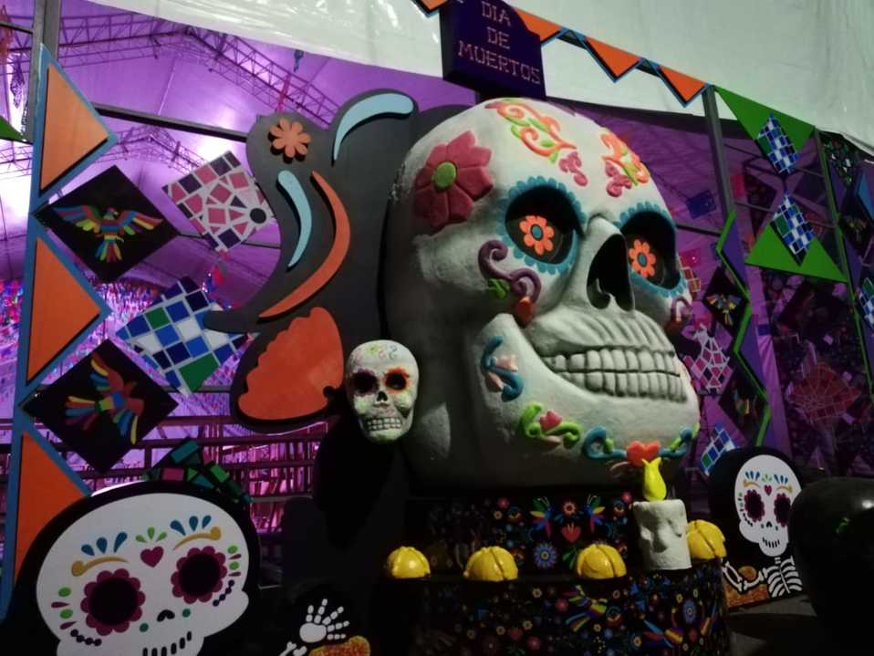 El altar en la explanada del palacio de gobierno es considerado el más grande. (Alejandro Reyes)