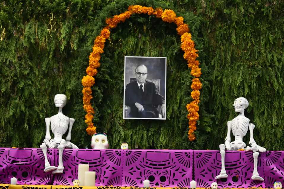 En el altar se instalaron algunos objetos característicos del empresario. Foto: Jorge López.