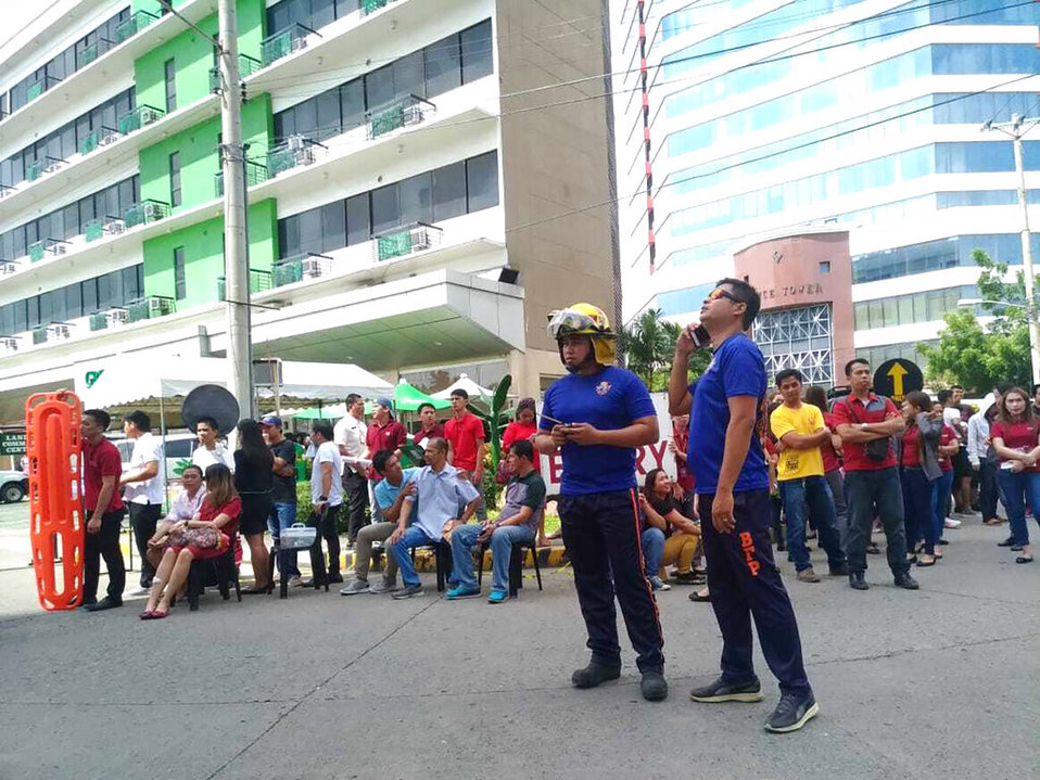 Cientos de personas fueron desalojadas de los edificios en Davao City. (AP)