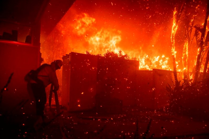 Los fuertes vientos de los últimos días, de hasta 140 kilómetros por hora, dificultan la labor de los bomberos. (AP)