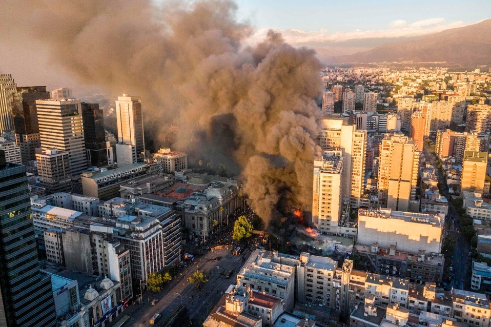 El incendio fue dentro de un edificio de departamentos en el Centro de Santiago. (AFP)
