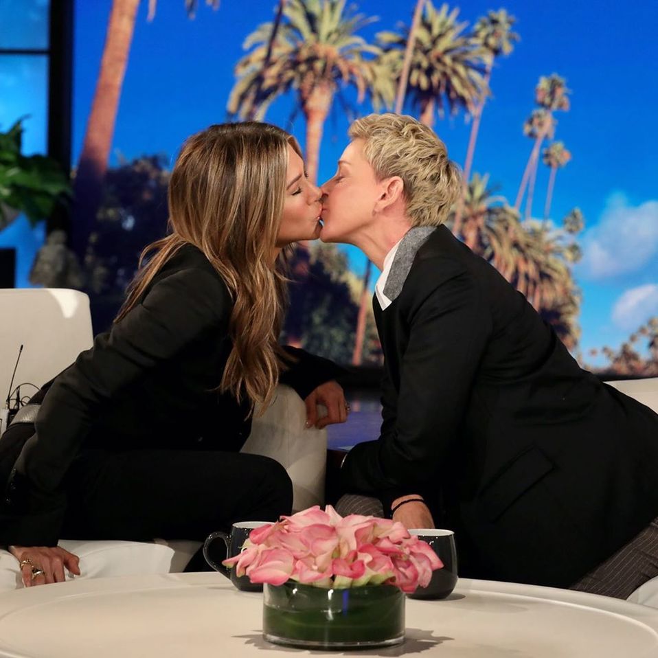 Jennifer Aniston y Ellen DeGeneres se besan durante entrevista (Instagram).