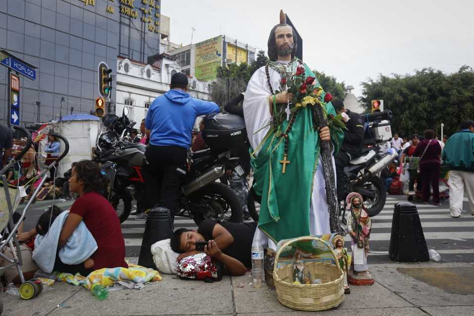 Miles de personas acuden cada mes y cada año al Templo de San Hipólito para pedir mandas como salir de prisión y dejar el vicio. (Araceli López)