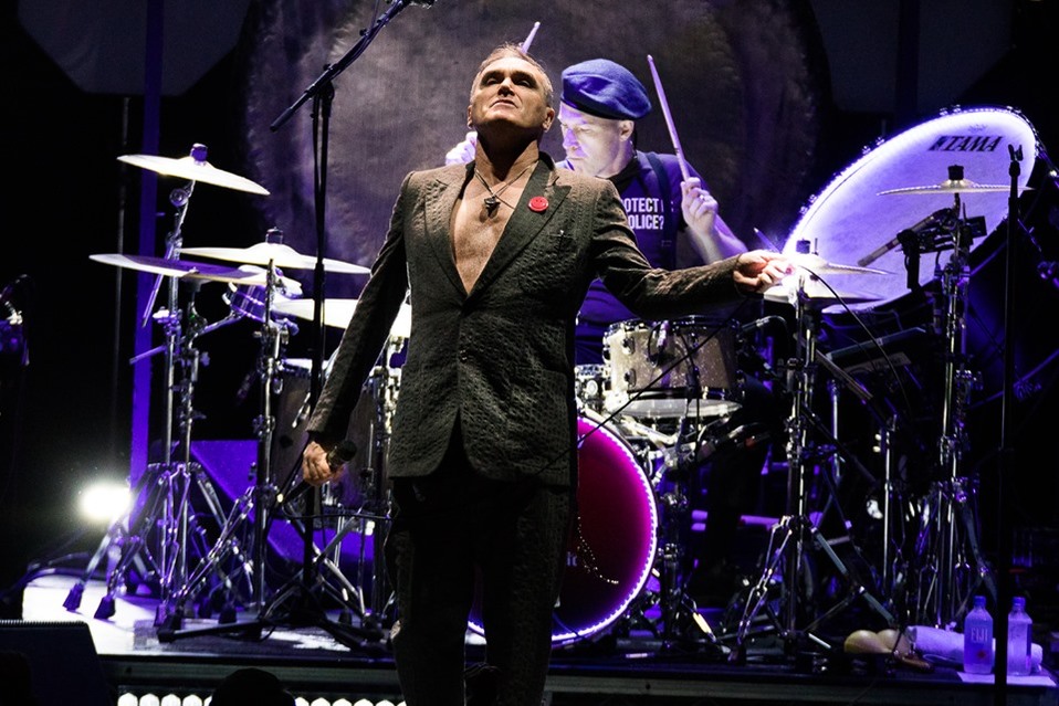 Morrissey vende discos de otros artistas autografiados por él (Facebook).
