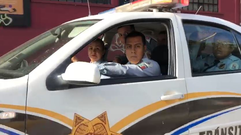 Patrulla de tránsito en la ciudad de León, captada con sobrecupo y sin usar cinturones de seguridad. Mariana Ramos.