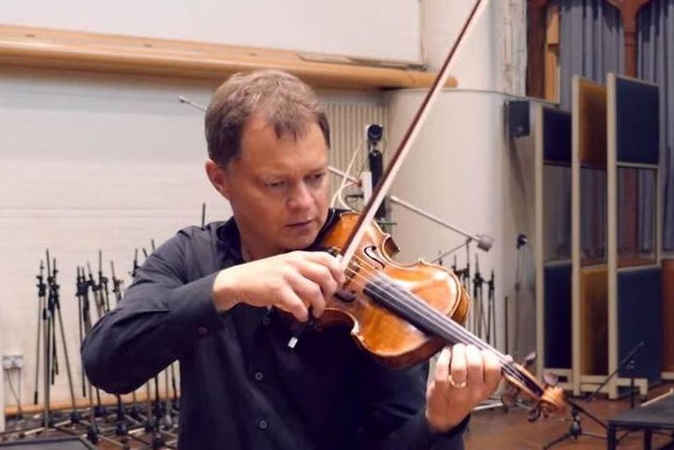 Stephen Morris tocando el violín. (Youtube)