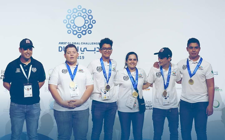 Team México, conformado por alumnos del Colegio Cervantes de Torreón, ganaron el primer lugar en el premio Dr. Mae Jemison por Unidad Internacional. (