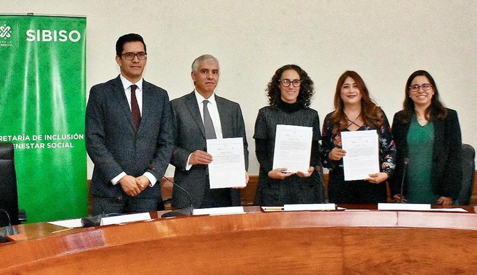 La tituar de la Sidiso, Almudena Ocejo, y el director general del CIDE, Sergio López Ayllón, en la firma del convenio. (Jorge Almazán)